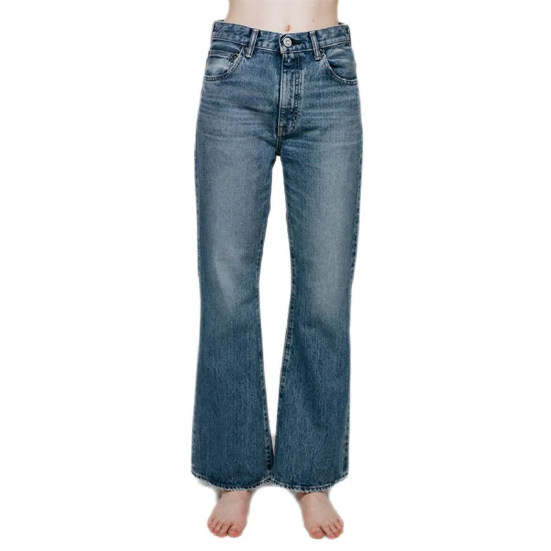 Quincy Flare Jean In Medium Blue